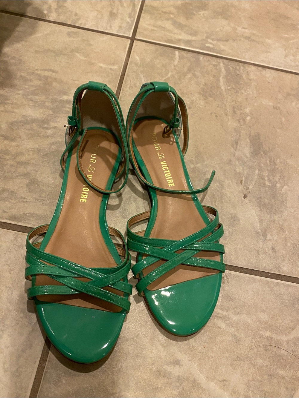 Pour La Victoire green patent sandals size 6